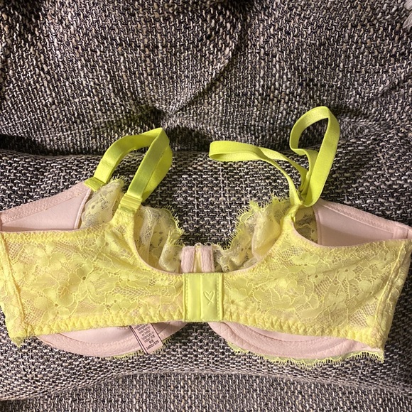 Victoria’s Secret very sexy lace bra 34DD - Picture 3 of 9
